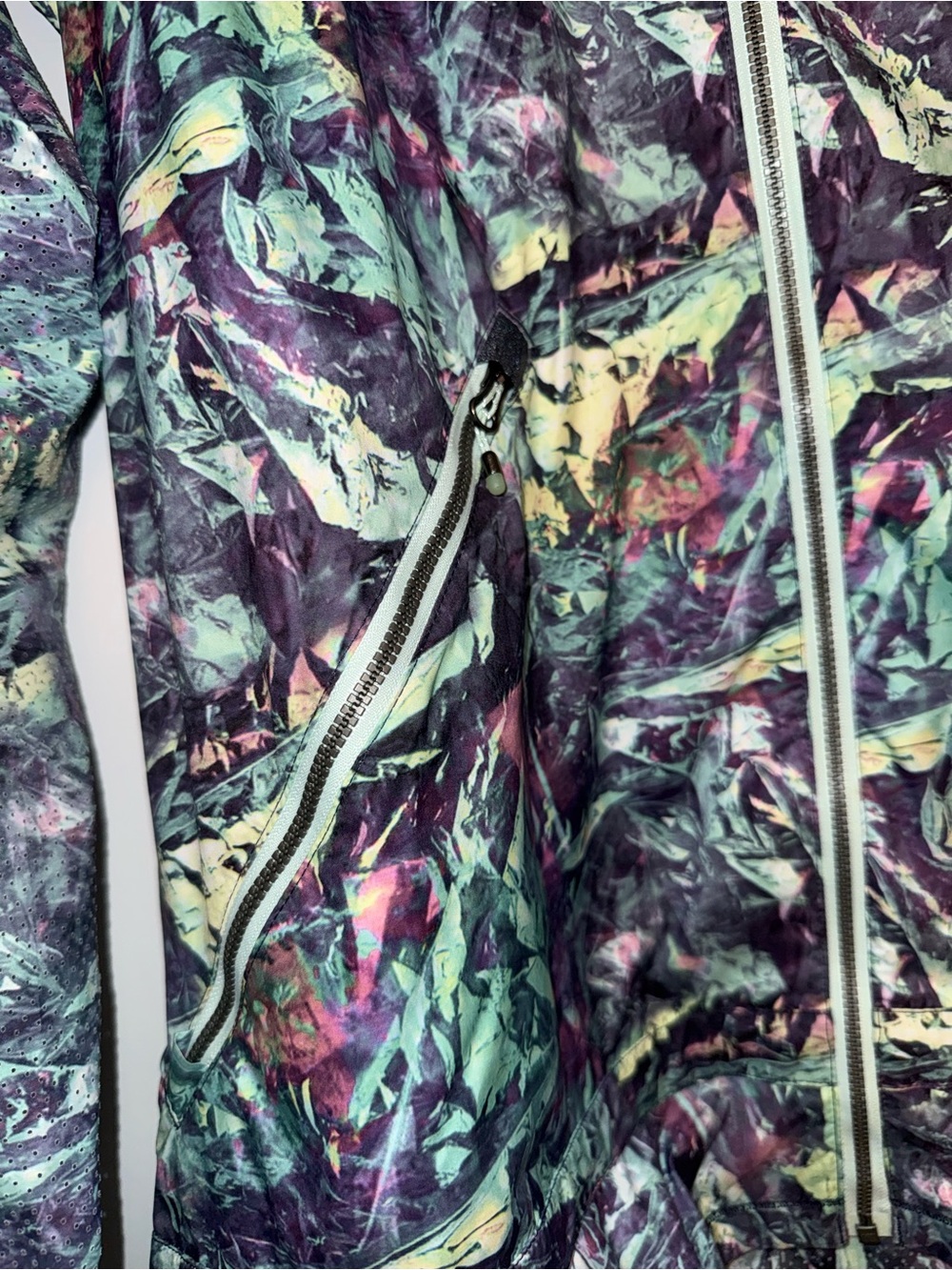 lululemon athletica Printed Hooded Lightweight Jacket - Picture 4 of 7